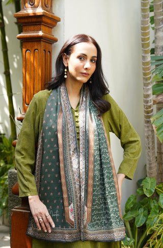 Shopmanto, Pakistani Urdu calligraphy clothing brand, wear Manto ready-to-wear women's Musafir Crinke Silk stole featuring words of Nida Fazli in hijab-friendly design, available in bottle green color. 