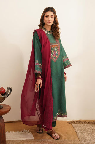 Green Bulbul Khaddar Co-Ord Set is an outfit made of 100% cotton available in two colours with Zari stiches and Urdu Calligraphy. Featuring Odhni.