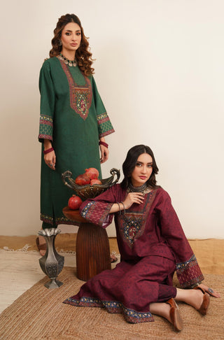 Duo Sho of Green Bulbul Khaddar Co-Ord Set, an outfit made of 100% cotton available in two colours with Zari stiches and Urdu Calligraphy.