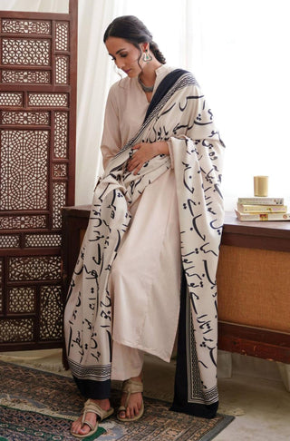 Shopmanto, wear manto pakistani clothing brand women ready to wear white urdu bol odhni dupatta long scarf shawl, pakistani urdu dupatta with calligraphy throughout dupatta