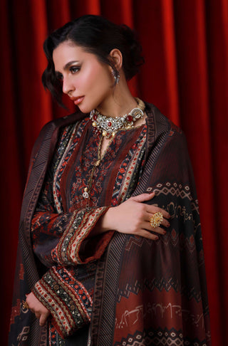 Velvet Ghazal Kurta part of Mehfil by Manto Festivewear. Including a tassel, gota laces and a neckline. Poetry by Allama Iqbal.