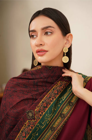 Zarf Odhni, made from Cotton Silk featuring details in deep maroon and green. Also including urdu potry by Khwaja Haidar Ali Calligraphed across.