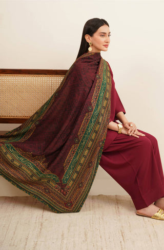 Zarf Odhni, made from Cotton Silk featuring details in deep maroon and green. Also including urdu potry by Khwaja Haidar Ali Calligraphed across.