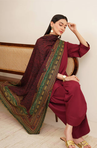 Zarf Odhni, made from Cotton Silk featuring details in deep maroon and green. Also including urdu potry by Khwaja Haidar Ali Calligraphed across.