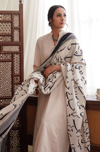 Shopmanto, wear manto pakistani clothing brand women ready to wear white urdu bol odhni dupatta long scarf shawl, pakistani urdu dupatta with calligraphy throughout dupatta