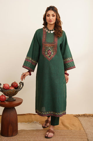 Green Bulbul Khaddar Co-Ord Set is an outfit made of 100% cotton available in two colours with Zari stiches and Urdu Calligraphy.