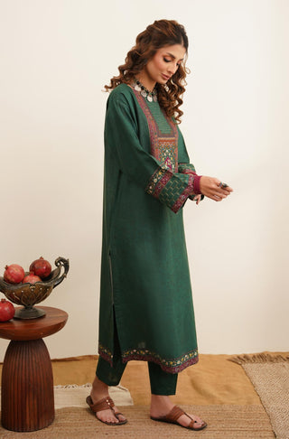 Green Bulbul Khaddar Co-Ord Set is an outfit made of 100% cotton available in two colours with Zari stiches and Urdu Calligraphy.