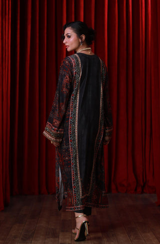 Velvet Ghazal Kurta part of Mehfil by Manto Festivewear. Including a tassel, gota laces and a neckline. Poetry by Allama Iqbal.